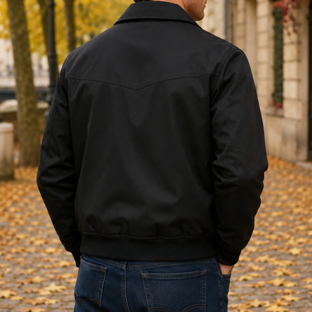 Giacca Harrington nera vista da dietro con sprone e fondo a costine