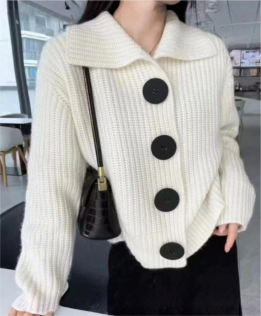 Elara | Cardigan Morbido con Grandi Bottoni