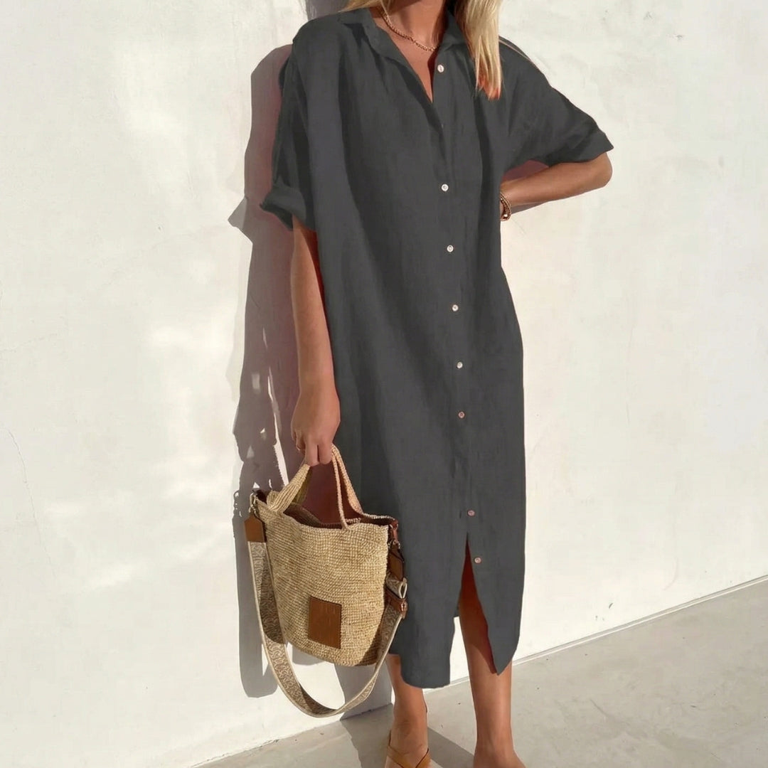Abito camicia grigio scuro con colletto a punta e bottoni chiari sul davanti