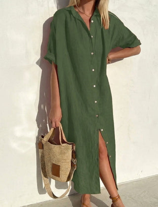 Abito camicia verde oliva con maniche corte e abbottonatura aperta sul fondo, indossato con sandali