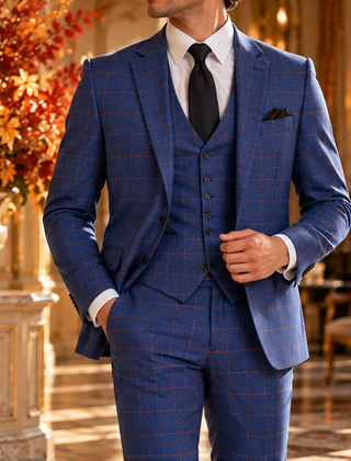 Abito uomo tre pezzi blu a quadri con gilet abbottonato e cravatta nera