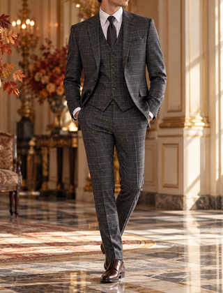 Abito uomo grigio a quadri con gilet abbottonato, giacca monopetto e pantaloni coordinati