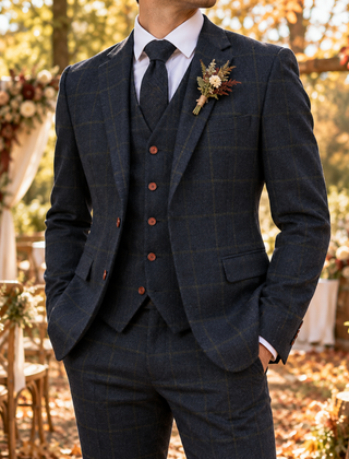 Abito uomo blu navy a quadri con gilet abbottonato e taschino sul petto