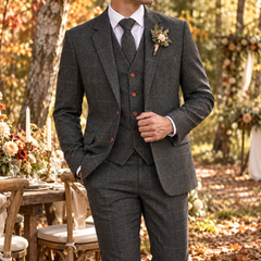 Abito uomo grigio scuro a quadri con gilet scollo a V e cravatta