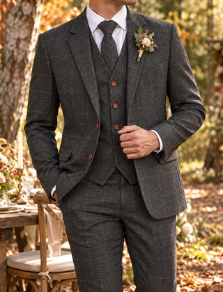Abito uomo grigio scuro a quadri con gilet scollo a V e cravatta
