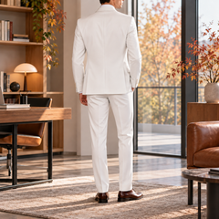 Retro dell'abito uomo bianco con pantaloni dalla piega stirata al centro