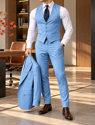 Gilet azzurro con scollo a V e pantaloni abbinati, giacca in mano