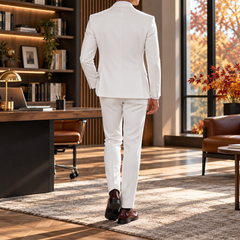 Vista posteriore dell'abito uomo bianco con pantaloni dalla piega stirata
