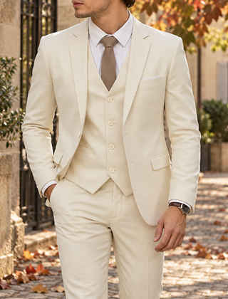 Abito uomo tre pezzi bianco con gilet a quattro bottoni e cravatta beige