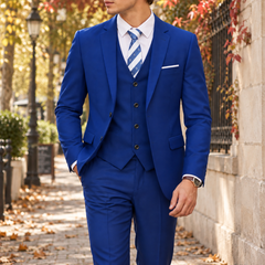 Abito uomo tre pezzi blu royal con gilet e cravatta a righe diagonali