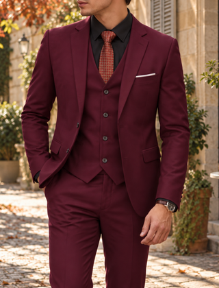 Abito uomo tre pezzi bordeaux con gilet e camicia nera sotto il blazer