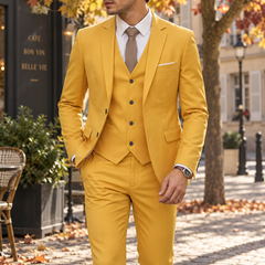 Abito uomo tre pezzi giallo con gilet abbottonato e taschino a filo bianco