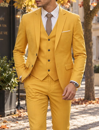 Abito uomo tre pezzi giallo con gilet abbottonato e taschino a filo bianco