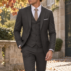 Abito uomo tre pezzi grigio scuro con gilet a quattro bottoni e cravatta beige