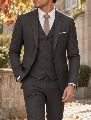 Abito uomo tre pezzi grigio scuro con gilet a quattro bottoni e cravatta beige