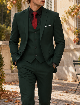 Abito uomo tre pezzi verde scuro con gilet abbottonato e cravatta rossa