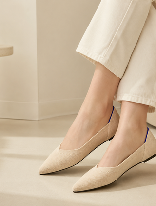 Ballerine donna beige a punta con scollo a V e dettaglio blu interno