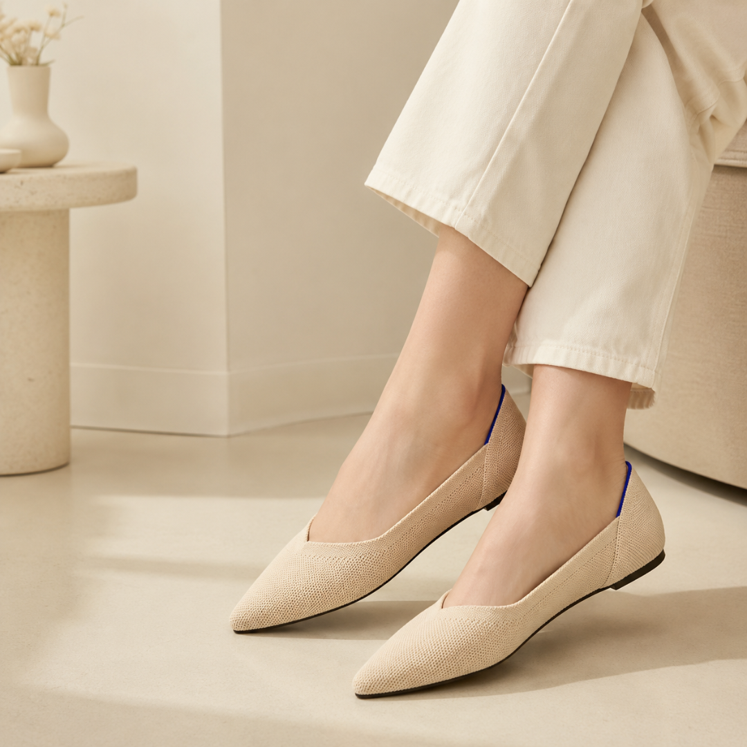 Ballerine donna beige a punta con scollo a V e dettaglio blu interno