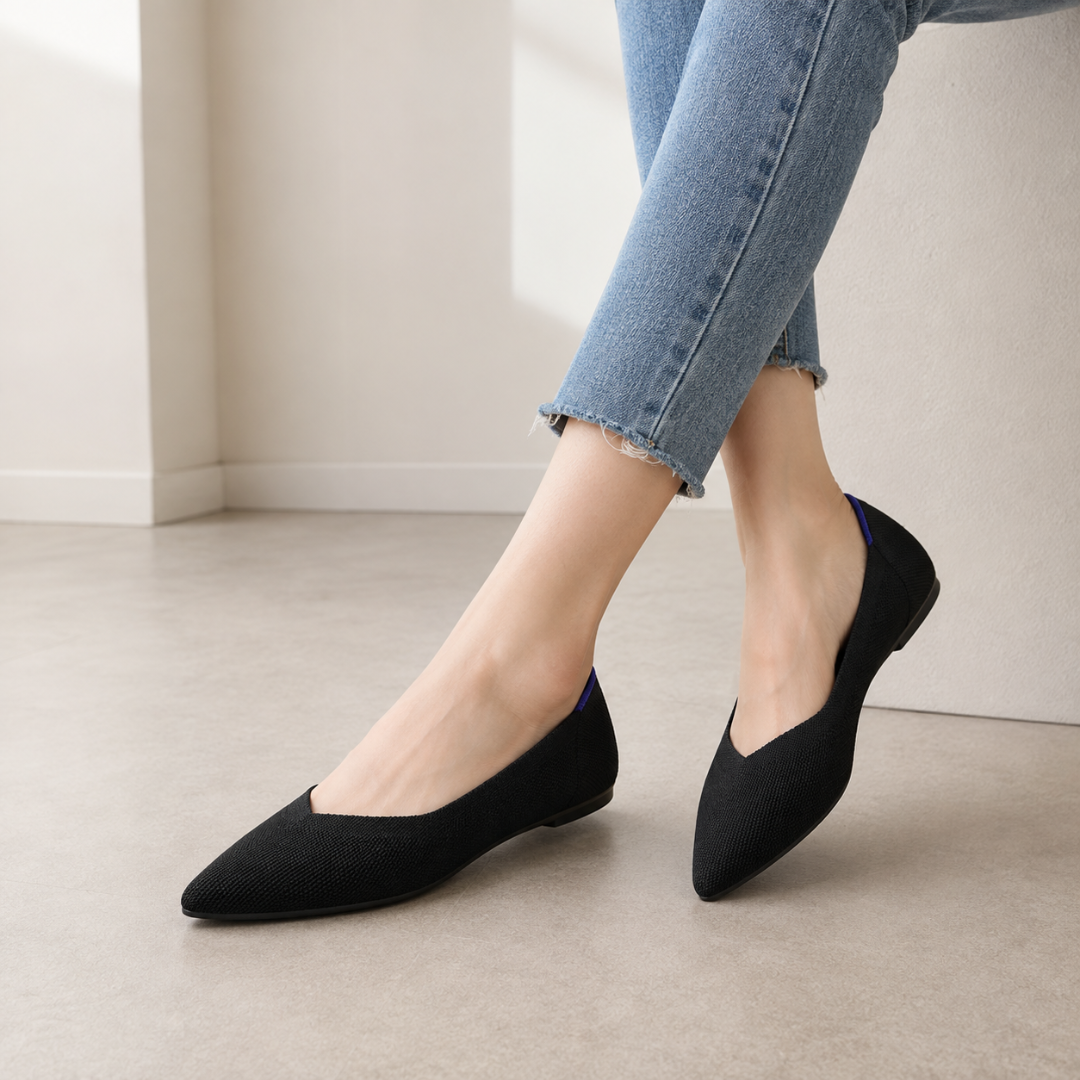 Ballerine donna nere a punta affilata abbinate a pantaloni azzurri con orlo sfrangiato