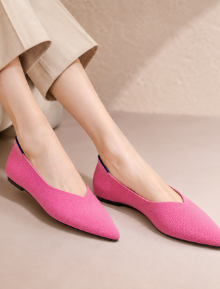 Ballerine donna rosa scuro a punta affilata con scollo a V e suola piatta