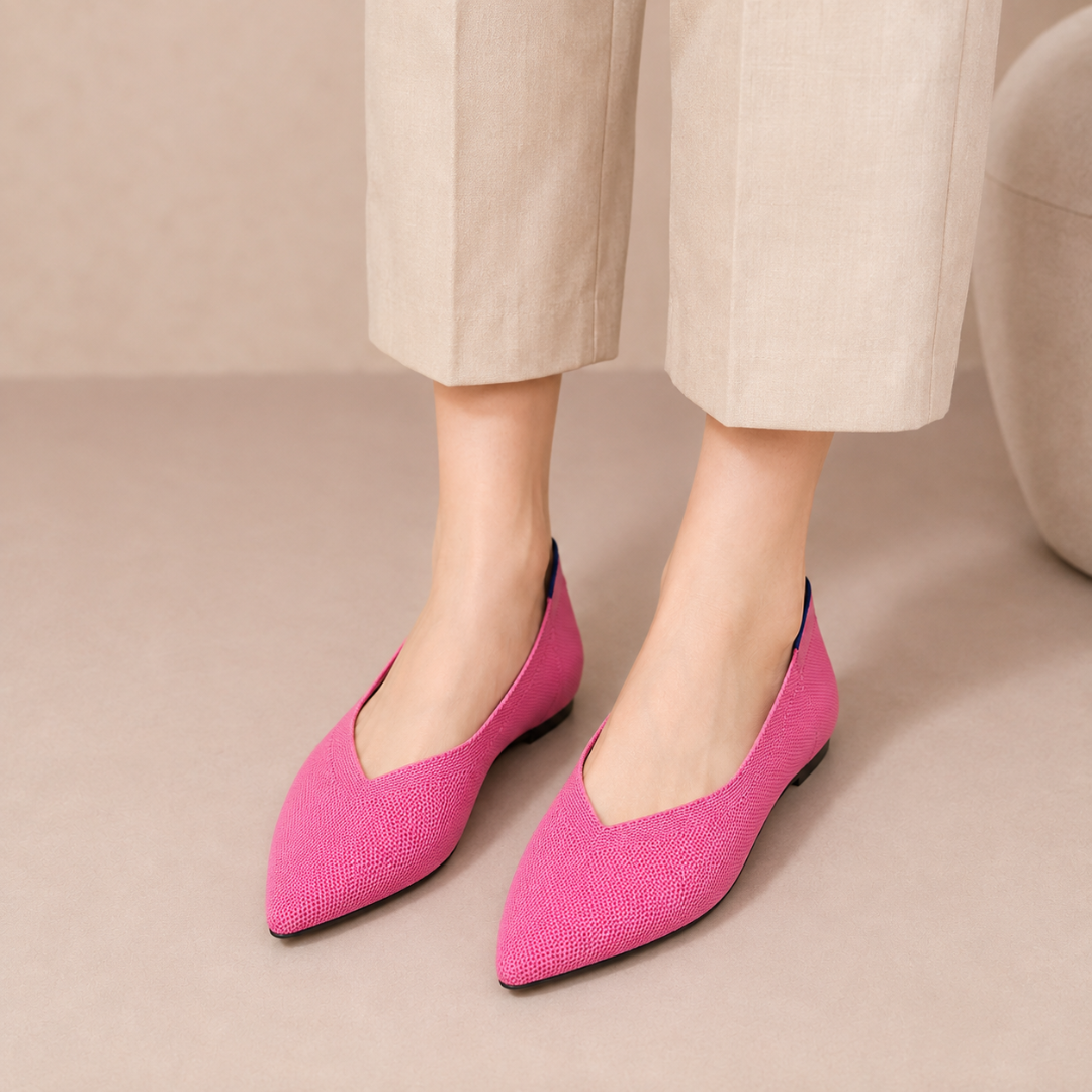 Ballerine rosa scuro effetto maglia indossate con pantaloni cropped beige, vista frontale