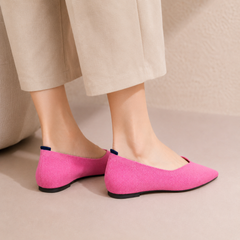 Vista posteriore delle ballerine rosa scuro con dettaglio blu all'interno del tallone