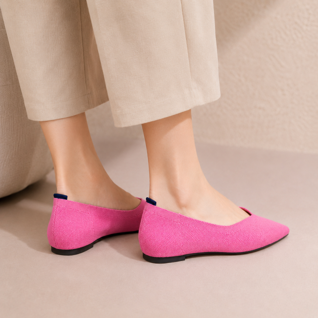 Vista posteriore delle ballerine rosa scuro con dettaglio blu all'interno del tallone