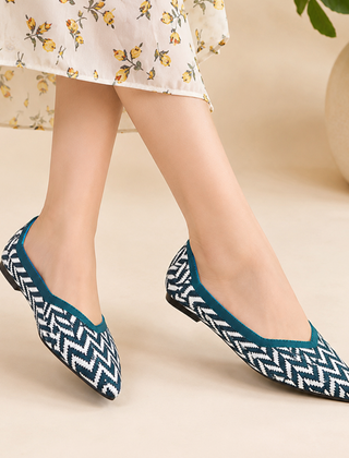 Ballerine blu a punta con motivo zigzag bianco e suola piatta