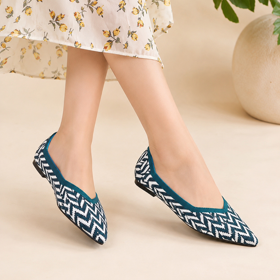 Ballerine blu a punta con motivo zigzag bianco e suola piatta