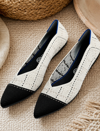 Ballerine bianche con punta nera a contrasto e profilo interno blu