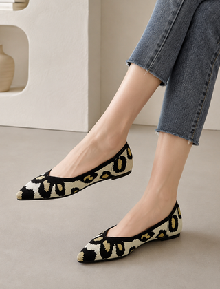 Ballerine donna leopardate a punta con macchie nere e dorate, suola piatta