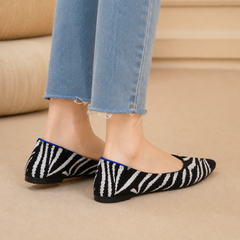 Ballerine zebrate donna di lato con bordo blu e suola nera bassa