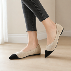 Ballerine beige a punta affusolata con puntale nero e pantaloni grigi skinny