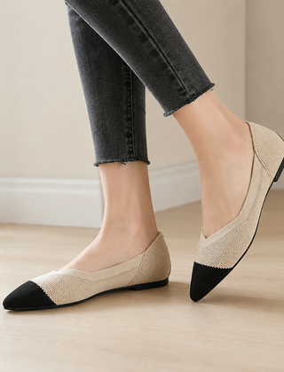 Ballerine beige a punta affusolata con puntale nero e pantaloni grigi skinny