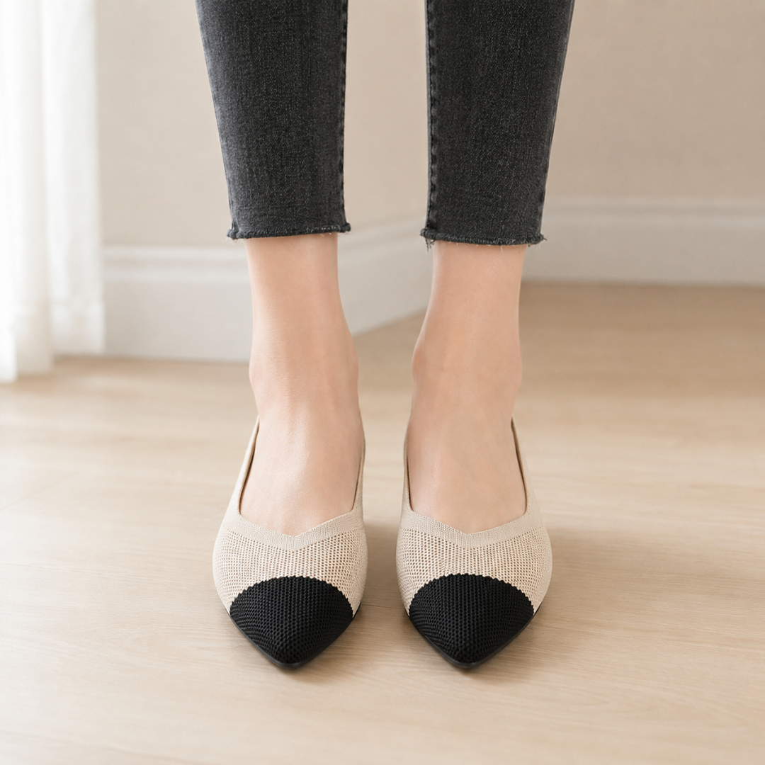Vista frontale delle ballerine beige con puntale a contrasto nero e trama fitta