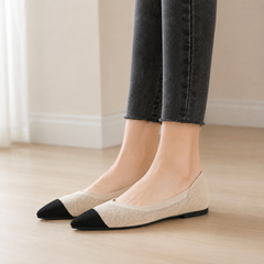 Ballerine beige bicolore viste di lato con scollatura profonda e suola bassa