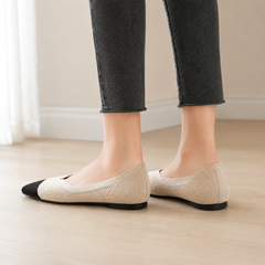 Retro delle ballerine beige con tallone chiuso e sottile rialzo della suola