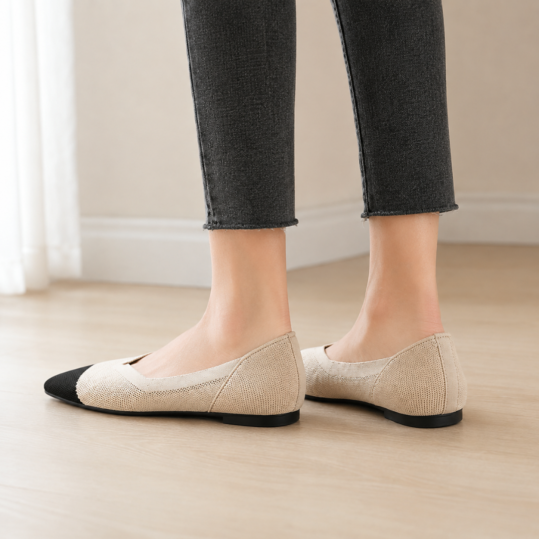 Retro delle ballerine beige con tallone chiuso e sottile rialzo della suola