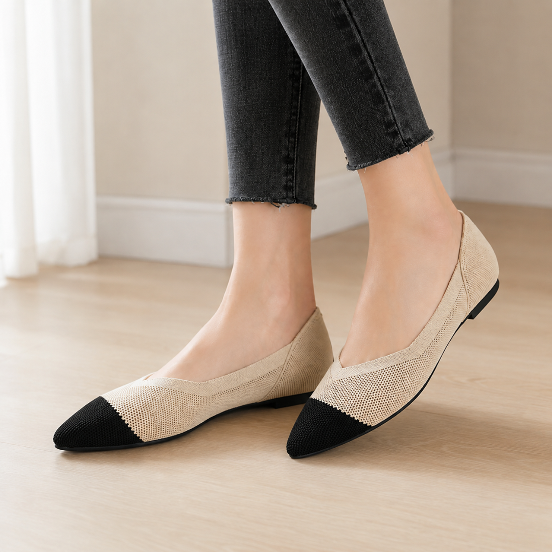 Ballerine beige con punta affusolata nera indossate con pantaloni scuri aderenti