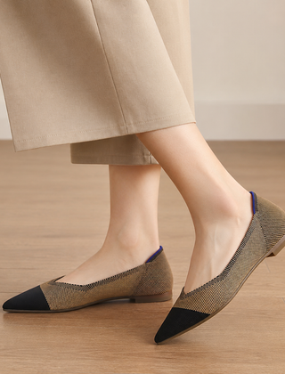 Ballerine kaki a punta con puntale nero e dettaglio blu sul bordo posteriore