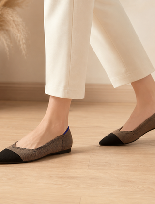 Ballerine marrone scuro bicolore con punta affusolata nera e suola bassa