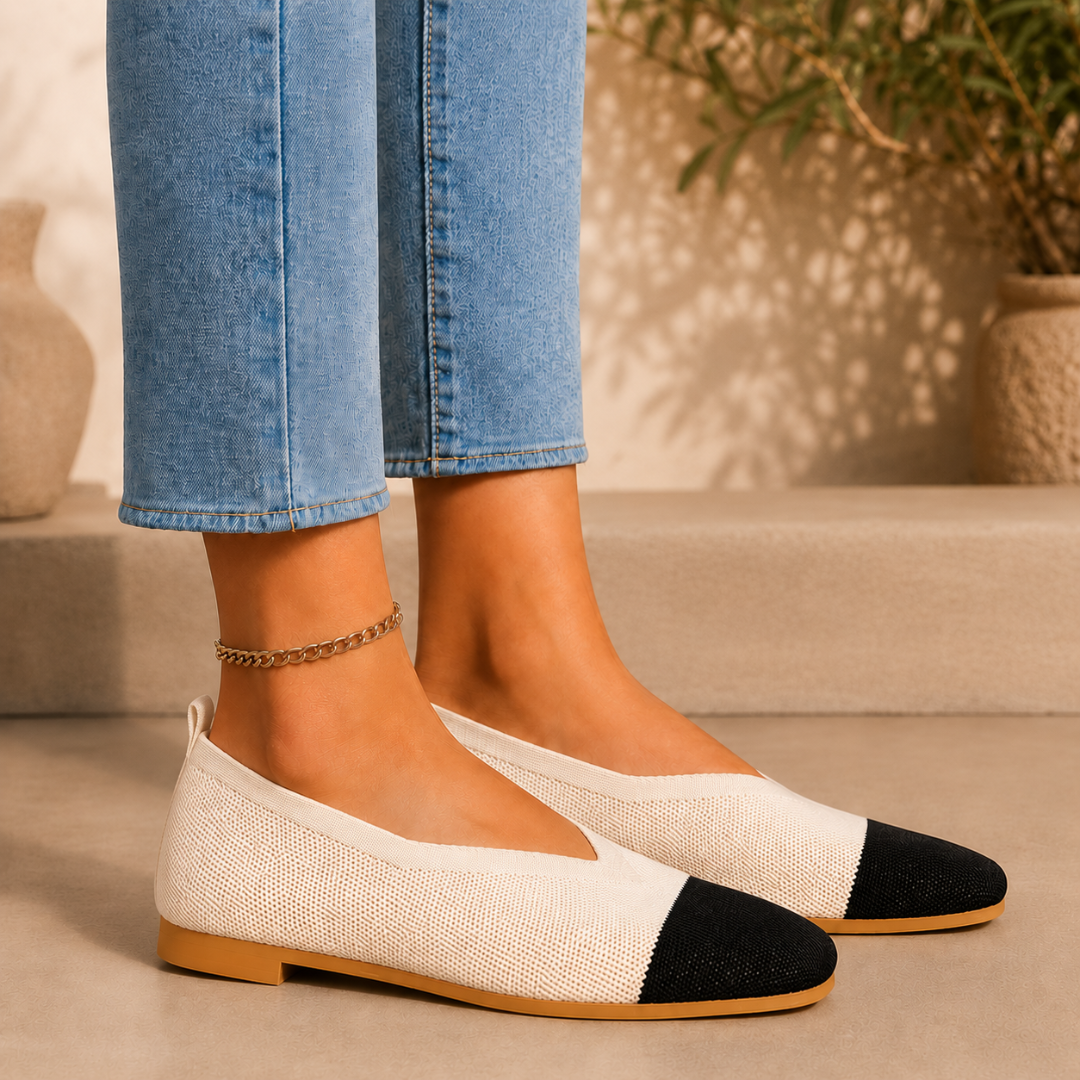 Ballerine beige indossate con pantaloni azzurri, tomaia a trama fine e scollatura a V
