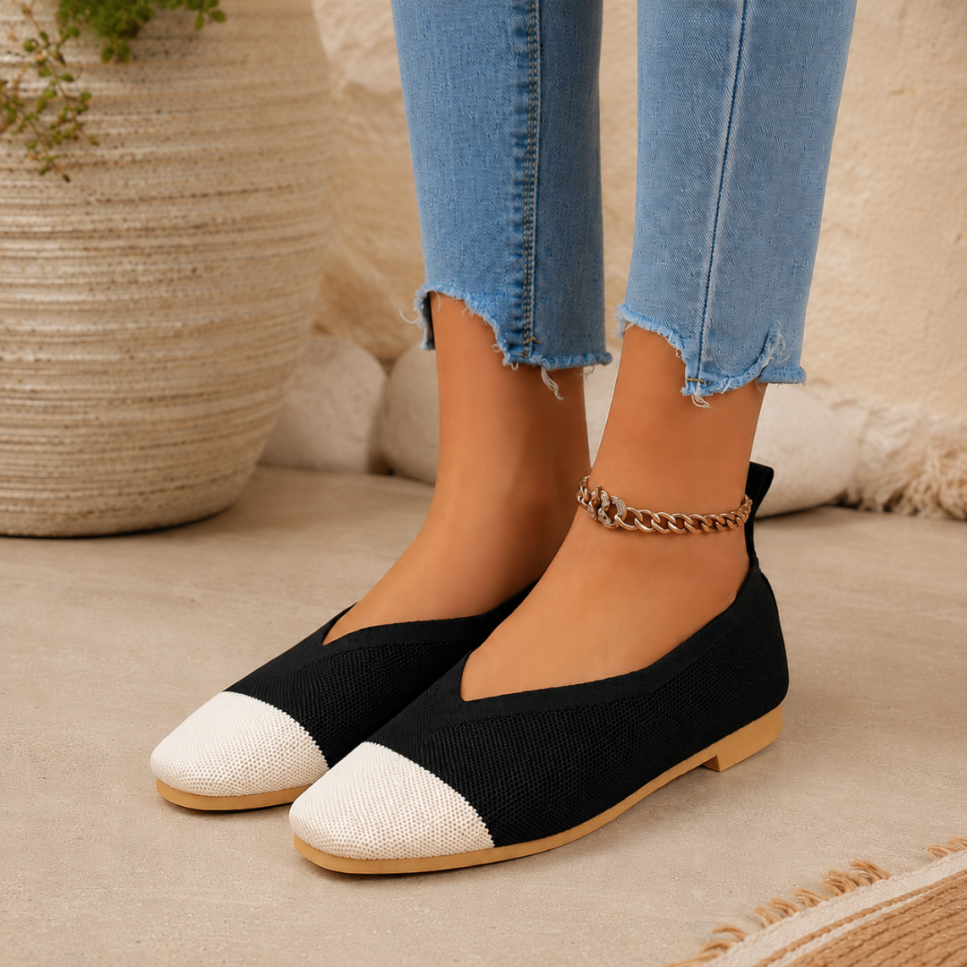 Ballerine nere slip-on con scollatura a V profonda sul collo del piede