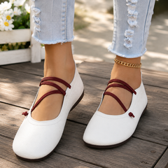 Ballerine bianche da donna con cinturini incrociati bordeaux e punta arrotondata