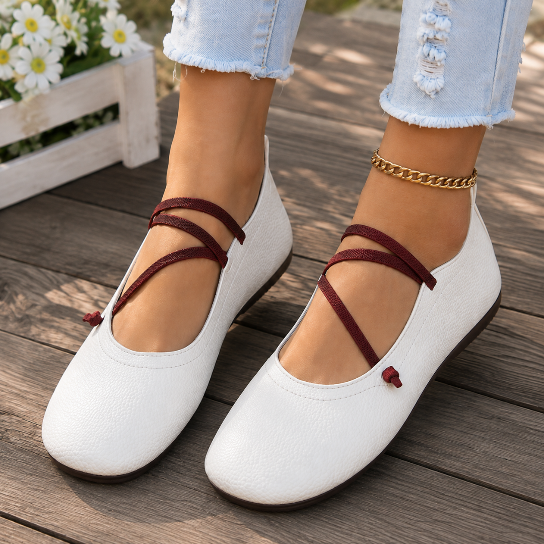 Ballerine bianche donna con tomaia dalla grana leggera e cinturini bordeaux incrociati