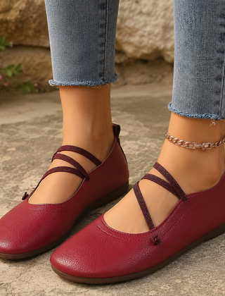 Ballerine rosse da donna con cinturini incrociati in tinta e punta arrotondata