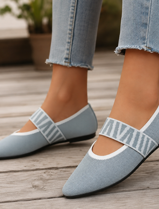 Ballerine azzurre a punta con fascia elastica fantasia e profilo bianco
