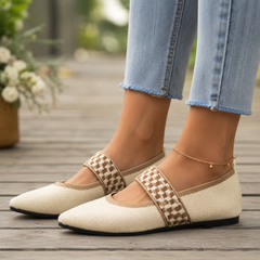 Dettaglio ballerine beige con motivo a scacchi e bordo profilato a contrasto