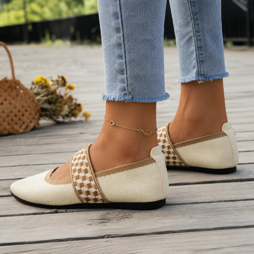Ballerine beige viste di lato con tallone chiuso e bordo a contrasto