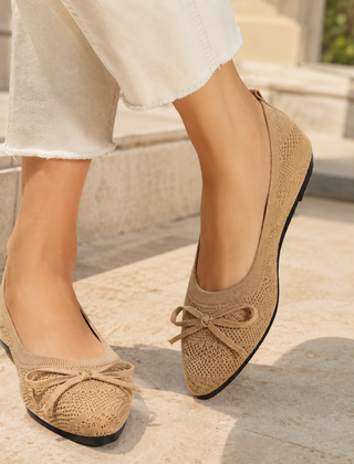 Ballerine beige a punta con tomaia traforata e fiocco sul davanti